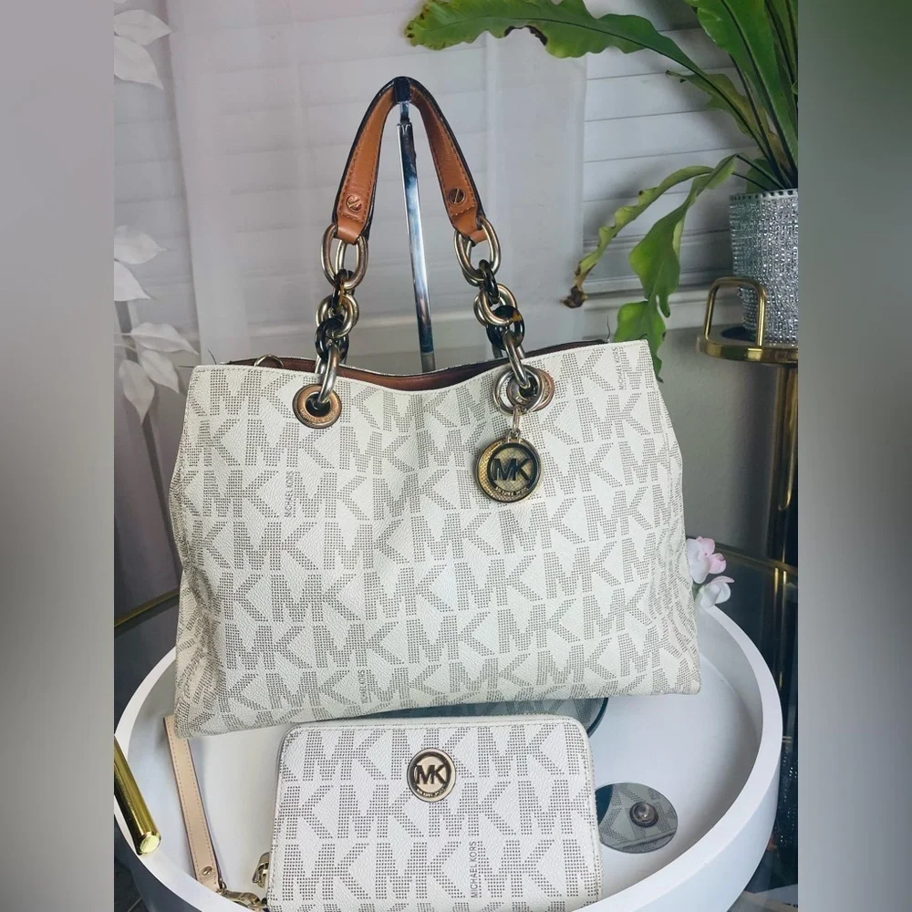 Michael Kors Cynthia Signature Logo w/Jet Set Travel Logo Quarter-Zip Wallet